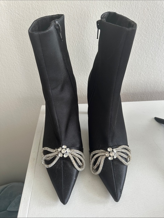 Steve Madden Shoes - Steve Madden Black Pointed-Toe Ankle Booties with Rhinestone Bow